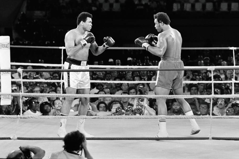 30 ottobre 1974: Rumble in the Jungle fu definito, il terremoto nella Giungla. Nello stadio di Kinshasa, nell’allora Zaire: George Foreman (destra) non resiste alla potenza di Muhammad Ali che lo manda al tappeto all’ottava ripresa, tornando campione del mondo dei pesi massimi